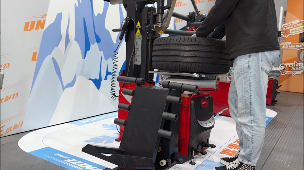 TYRE CHANGER WHEEL LIFTER U-LT06 - Horizontal version